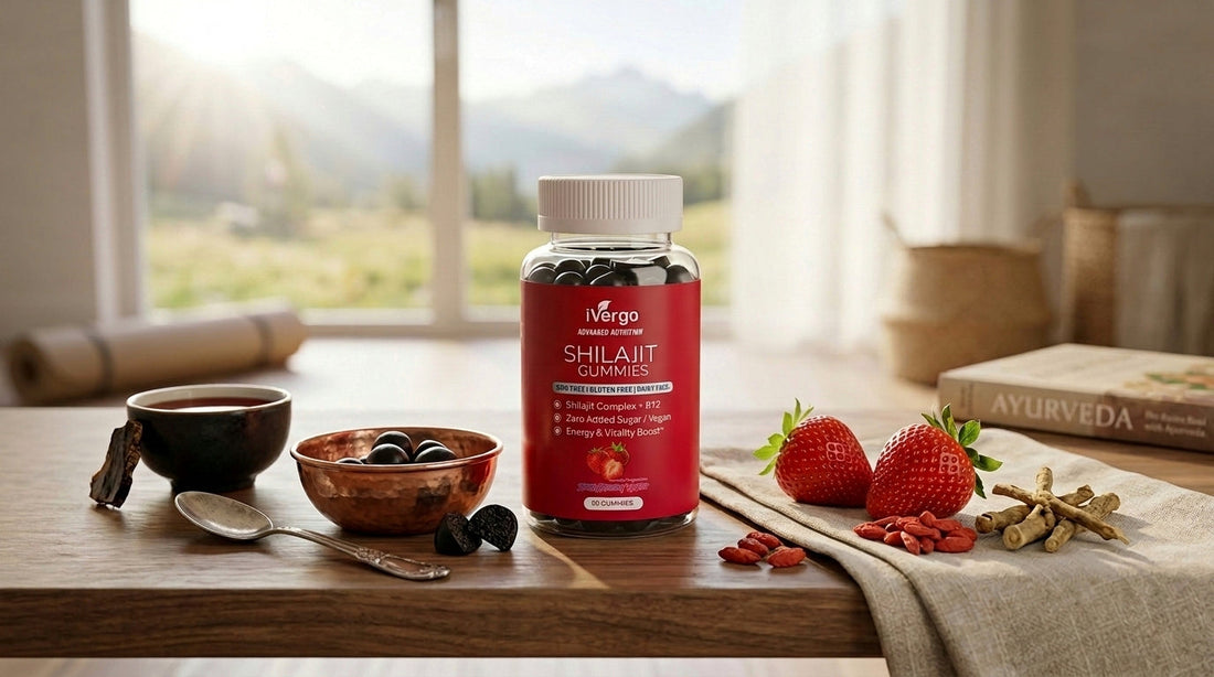 Lifestyle-Produktfoto der iVergo Shilajit Gummies mit Erdbeergeschmack in einer transparenten Dose mit weißem Deckel, platziert auf einem Holztablett neben frischen Erdbeeren und ayurvedischen Kräutern.