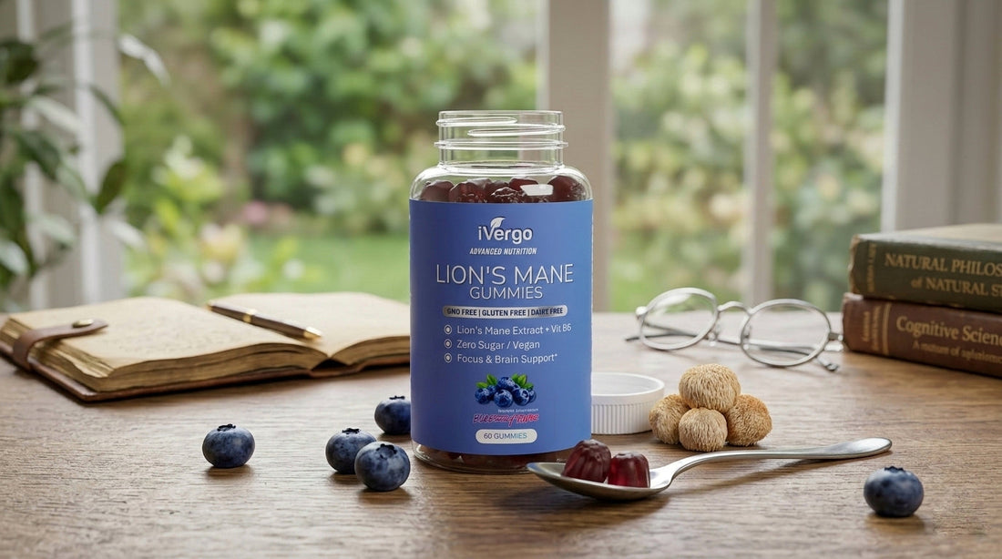 iVergo Lion's Mane Gummis zur Fokus- & Gehirnunterstützung auf einem Schreibtisch mit frischen Blaubeeren, Büchern und Brille.